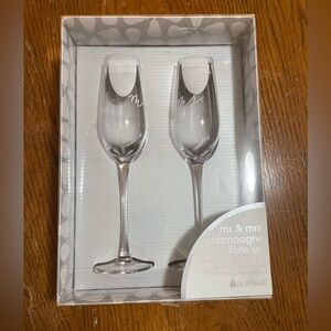 🥂 MR & MRS Champagne Glasses